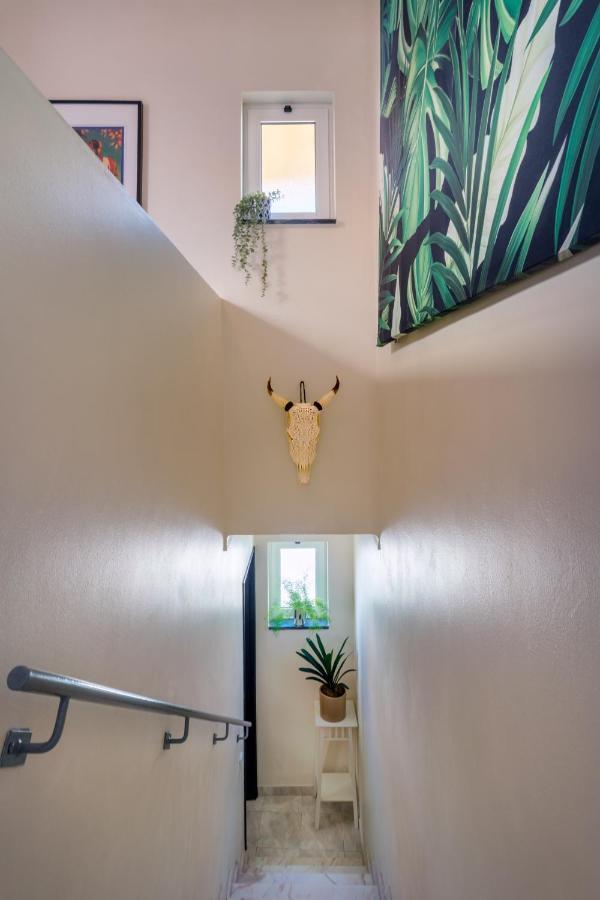 Arty Vintage Townhouse With Rooftop Shower & Sun Loungers 奥良 外观 照片
